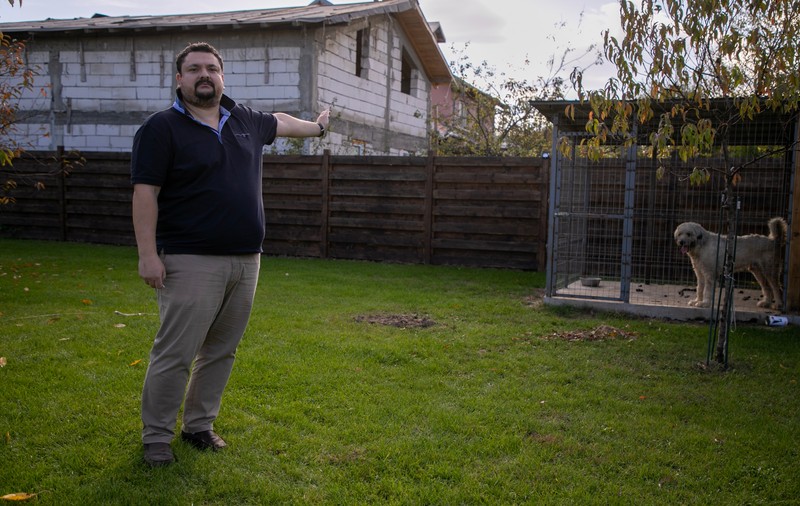 Un medic și-a părăsit casa din cartierul Străulești de frica unor vecini agresivi, pe care i-a reclamat că au construit ilegal o vilă. Bărbatul acuză: „Primarul și Poliția protejează interlopii”