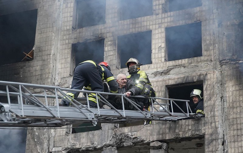 Supraviețuitorii atacului asupra unui bloc din Kiev, scoși de salvatori prin geamurile sparte