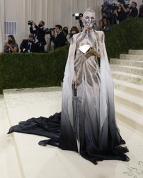 Cântăreața Grimes, la Met Gala 2021 | Foto: EPA-EFE/JUSTIN LANE