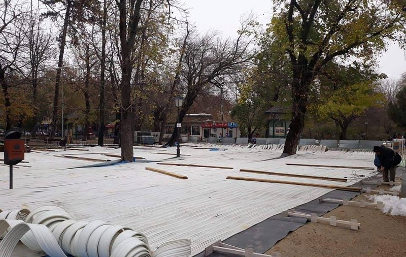 FOTO/ Ce “ispravă” a făcut municipalitatea din Focșani. Patinoarul pentru sărbătorile de iarnă va fi montat în Parcul Central, printre copaci și un stâlp de electricitate