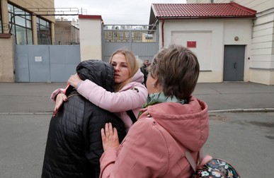 Femei consolându-se după plecarea celor dragi la război, St. Petersburg, 28 septembrie 2022. Foto: EPA