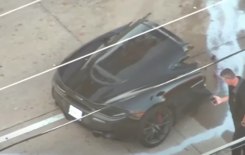 Un McLaren de lux de 200.000 de dolari s-a rupt în două, într-un accident în care au murit doi oameni | VIDEO