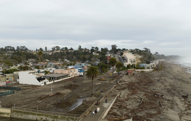 Peste 300.000 de oameni au rămas fără energie electrică, după ce o furtună puternică a lovit California