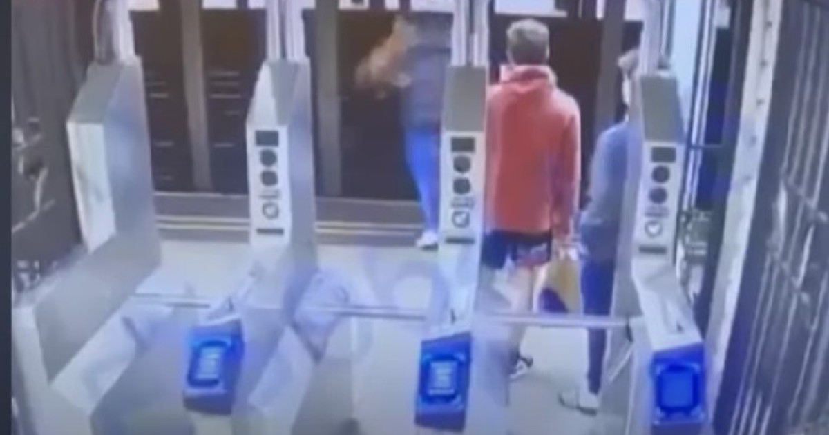 Bărbat împins pe șinele unei stații de metrou din New York Captură YouTube