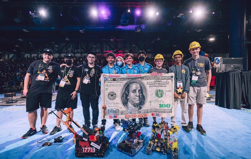 Câștigătorii Campionatului Mondial de Robotică sunt din Arad. Patru dintre ei explică și ce-i lipsește școlii românești