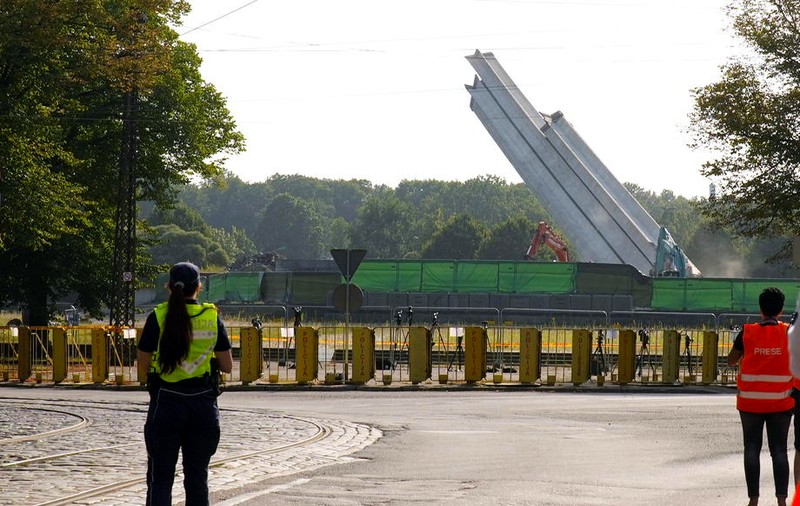 Momentul în care un obelisc sovietic din Letonia se prăbușește: „Închiderea unei alte pagini dureroase a istoriei” - VIDEO