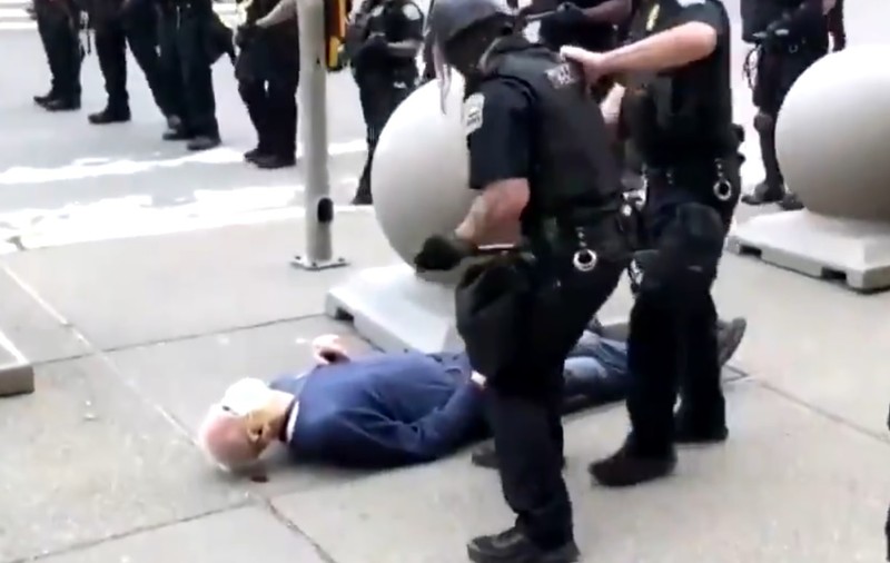 UPDATE | Cazul bărbatului de 75 de ani trântit de polițiști la New York. Doi agenți suspendați, 57 demisionează
