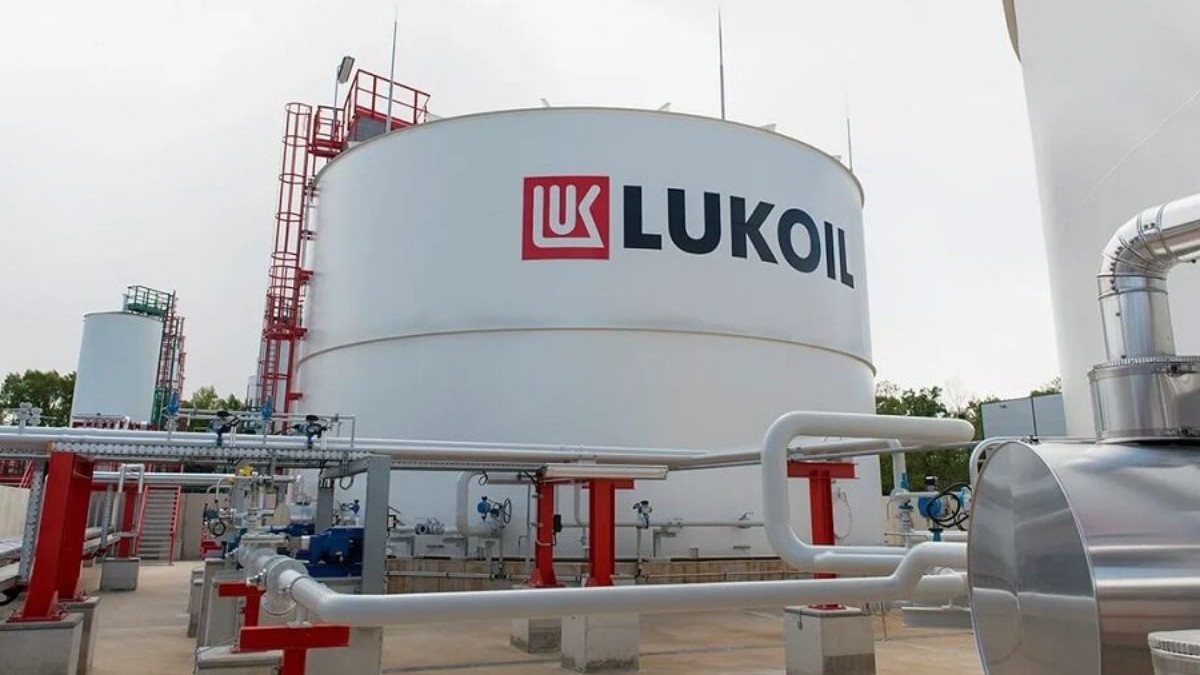Rafinăria Lukoil Ploiești, cu instalații tehnologice și un turn pe care se vede logo-ul companiei Lukoil