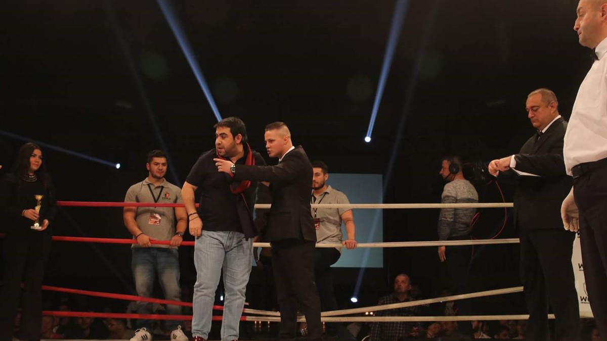 Dan Bursuc, stânga, alături de promotorul Marius Niță. Cei doi sunt în centrul ringului de box