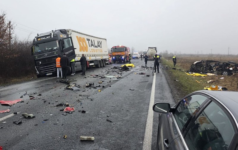 Tatăl unuia dintre cei 7 suporteri greci care au murit în accidentul din Timiș s-a prăpădit pe același drum, în urmă cu 15 ani