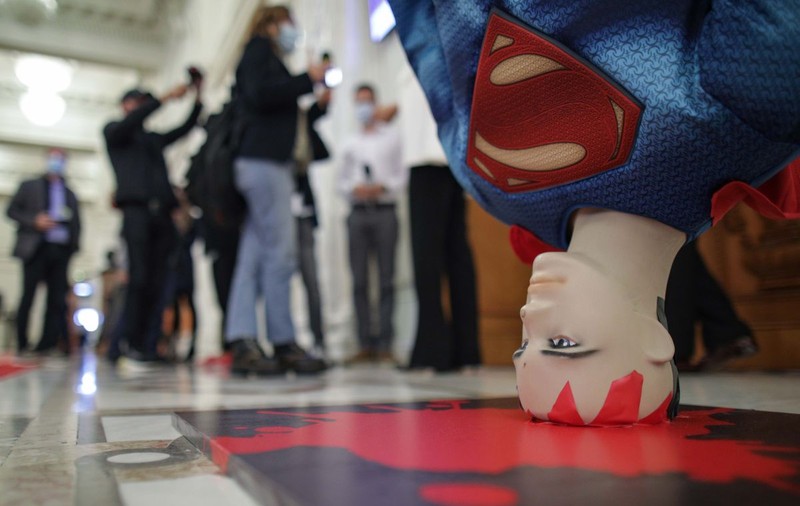 PSD a adus un manechin Superman care plonjează în cap, în Parlament, în ziua moțiunii de cenzură