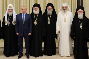 O fotografie din timpul vizitei patriarhului Daniel în Rusia. În imagine apar patriarhul Daniel, președintele Rusiei, Vladimir Putin, și patriarhul rus Kirill.&nbsp;Fotografia a fost făcută la reședința președintelui rus din Novo-Ogarevo în seara zilei de 4 decembrie 2017 | Foto: patriarchia.ru