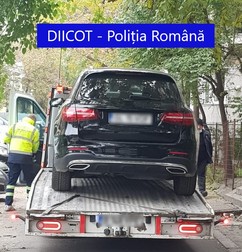 Trei mașini de lux au fost ridicate de anchetatori. Foto: Poliția Română - DIICOT