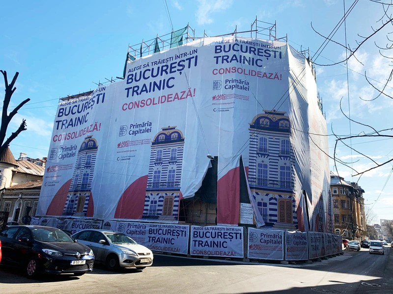 Clădiri întregi au fost îmbrăcate în mesh-uri ce anunțau consolidarea