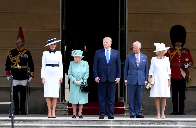 epa07622367 US President Donald J. Trump (C) and his wife Melania Trump (L) are welcomed by Britain's Queen Elizabeth II (2-L), Prince Charles (2-R), The Prince of Wales and Camilla (R), The Duchess of Cornwall during the Ceremonial Welcome at Buckingham Palace in London, Britain, 03 June 2019. US President Trump and his wife are on a three-day state visit to United Kingdom. EPA-EFE/STR