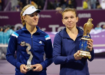 Simona Halep (dreapta) a învins-o pe Angelique Kerber în 2014, în finala turneului de la Doha. (FOTO: EPA)