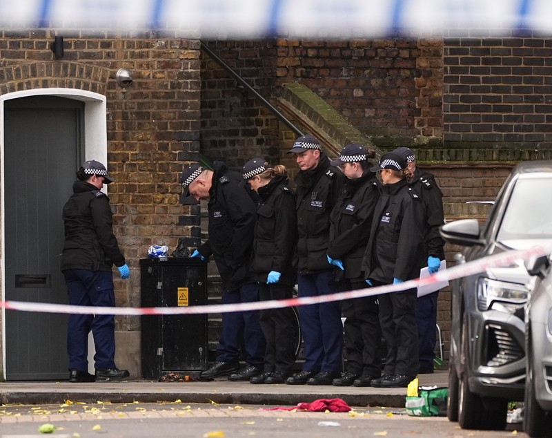 Atac armat în Londra. O fetiță de 8 ani și tatăl ei au fost grav răniți, după ce un tânăr a tras focuri de armă din mașină