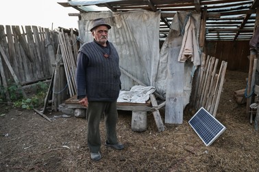 „Ăsta îmi încarcă şi îmi transmite prin cablu, la baterie. L-am luat acum zece ani, când m-am experimentat şi eu”, spune bătrânul, râzând. Sursa foto: Vlad Chirea