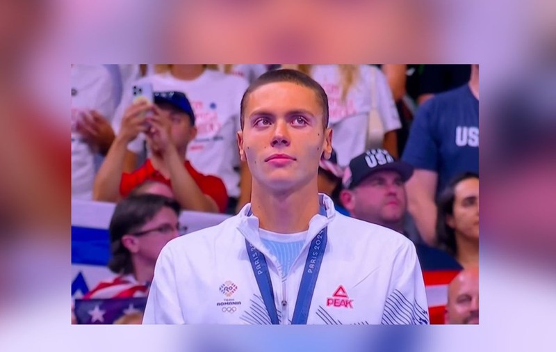 David Popovici, cu lacrimi în ochi la intonarea imnului, după ce a câştigat aurul la JO de la Paris. VIDEO