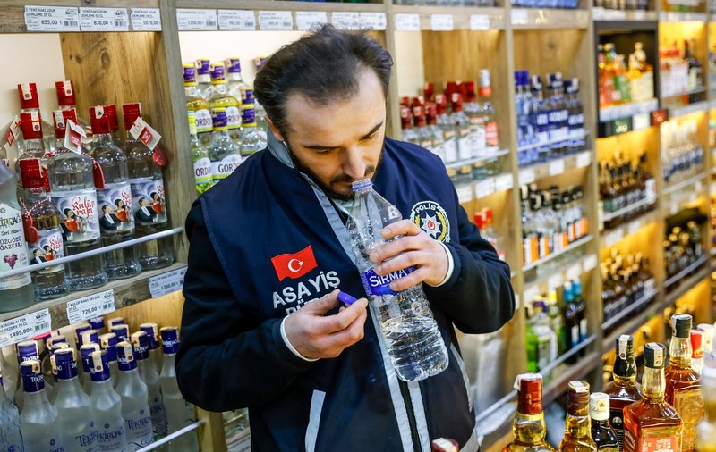 Zeci de oameni au murit la Ankara și Istanbul după ce au băut alcool contrafăcut