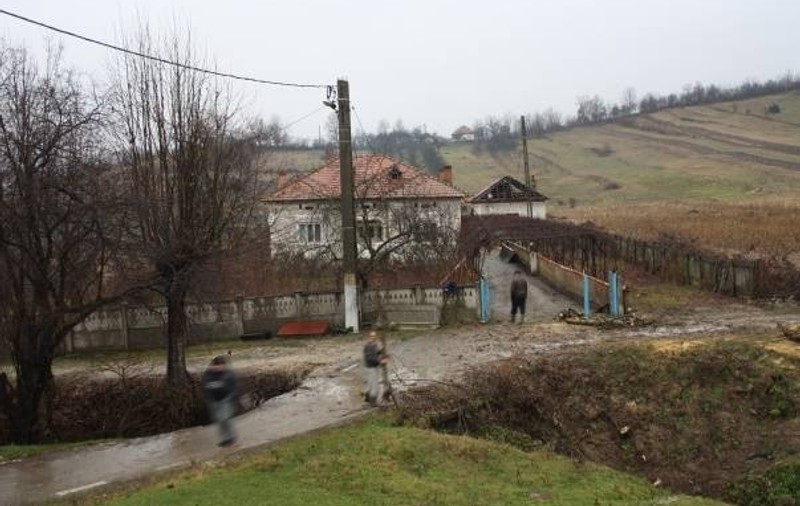 Alertă în județul Bacău! Zece familii din Comănești au fost evacuate din cauza alunecărilor de teren