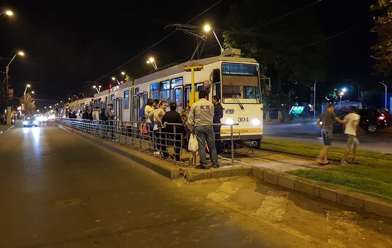 FOTO/ Gazonul pus să înfrumusețeze liniile de tramvai a blocat mijloacele de transport. Ce au povestit călătorii pentru Libertatea