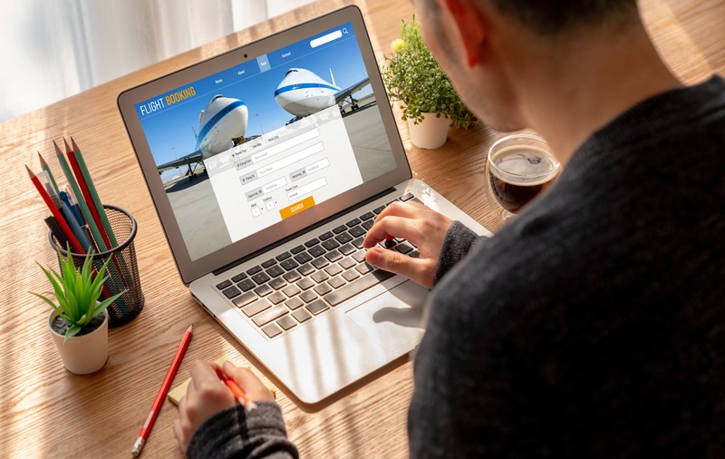 O nouă înșelătorie a infractorilor cibernetici. Clienții Booking.com primesc mesaje create cu ChatGPT