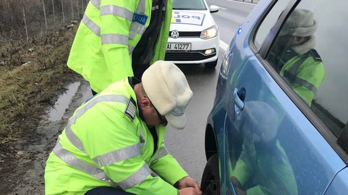 Doi poliţişti au oprit pe A1 să-i schimbe roata unei șoferițe