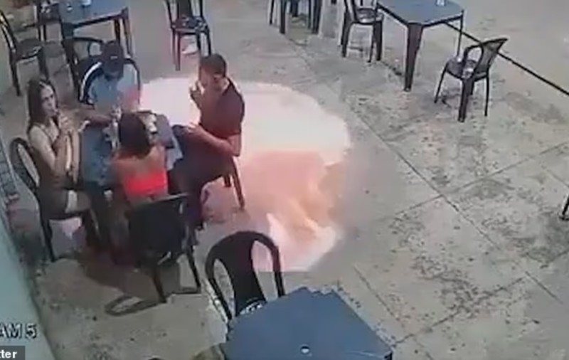 Momentul în care o țigară aprinsă a fost la un pas să provoace o explozie la o benzinărie din Brazilia