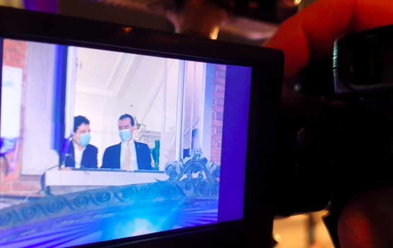 Seara alegerilor la sediul PNL. Ludovic Orban și Nicușor Dan, la balconul din Modrogan în așteptarea primelor rezultate