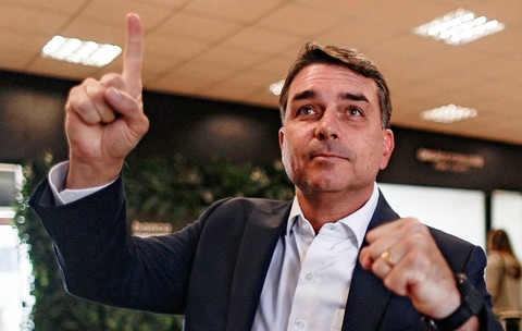 De ce fiul lui Jair Bolsonaro i-a cerut 27.000.000 de dolari unui bancher corupt, aflat deja în închisoare