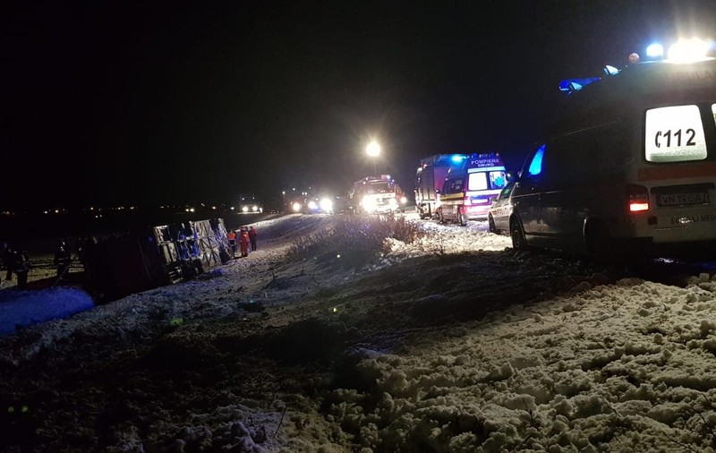 FOTO&VIDEO/ Un mort și șase răniți în Vrancea. Un autocar care venea din Italia și se îndrepta spre Chișinău s-a răsturnat din cauza zăpezii