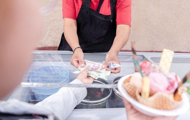 Un bărbat se revoltă după ce o gelaterie i-a perceput o taxă pentru spălatul vaselor: „Nu te porți așa cu clienții”