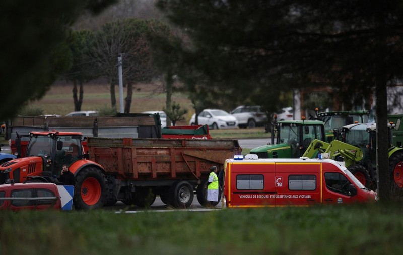 O femeie ucisă, soţul şi fiica ei răniţi, după ce o mașină a încercat să forțeze un baraj al agricultorilor care protestează în Franța