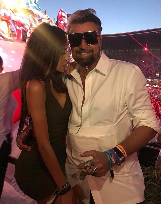 Cătălin Botezatu, distracție de zile mari cu o brunetă super sexy la Untold. Designerul nu s-a uitat la bani | FOTO