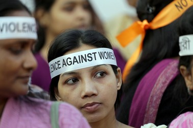 O studentă participă la un protest care marchează crima din autobuzul din Delhi. Foto EPA