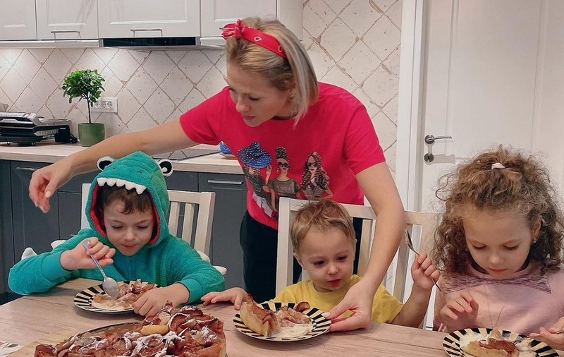 Cum arată casa Mirelei Vaida! Vedeta a ales să-și crească cei trei copii aproape de natură și departe de agitația orașului