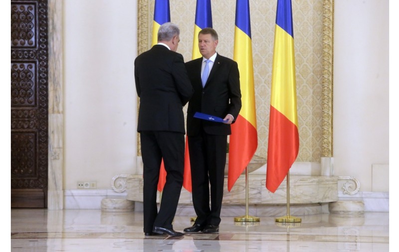 UPDATE. Mihai Fifor, noul ministru al Apărării și Gheorghe Șimon, ministrul Economiei, au depus jurământul la Palatul Cotroceni