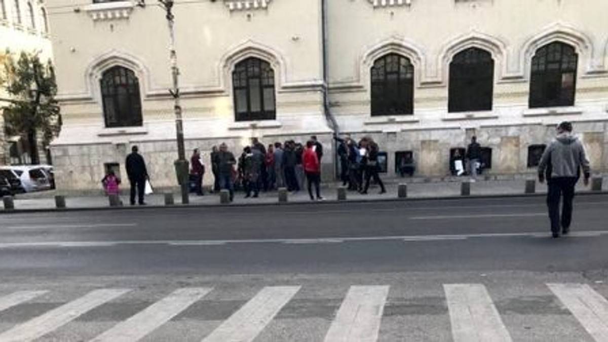 50 de taximetriști în greva foamei în fața Primăriei Capitalei. Au rămas fără loc de muncă și acuză Municipalitatea