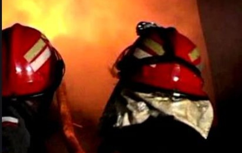 Incendiu de proporții la fabrica de procesare a laptelui din Mărtiniș. Populația, avertizată prin RO-ALERT