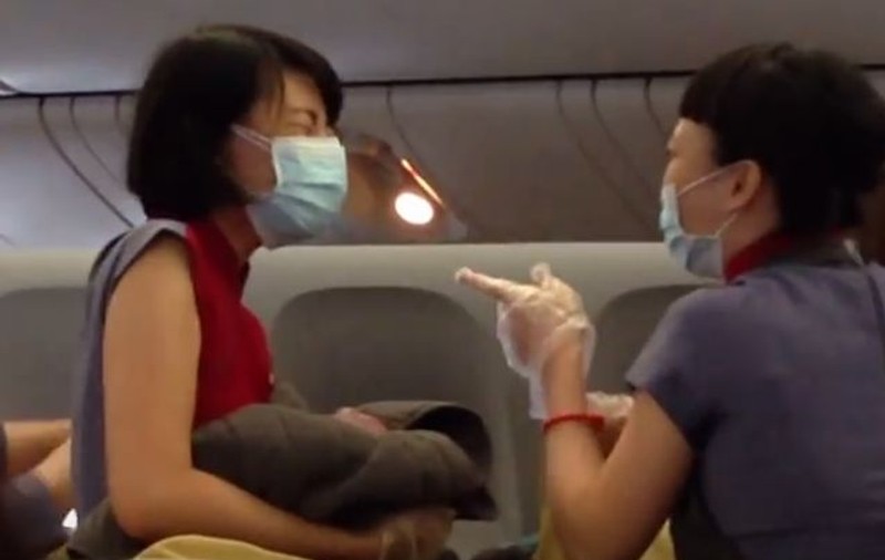 A născut în avion, la 9000 de metri altitudine. Momentul incredibil a fost filmat | VIDEO