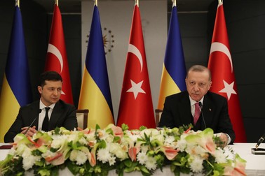 Președintele Turciei, Recep Tayyip Erdogan (dreapta), și Volodimir Zelenski, la conferința de presă din 10 aprilie, de la Istanbul. Foto: EPA