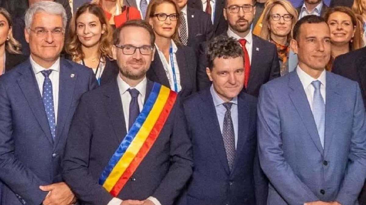 Dragos Pîslaru, Dominic Fritz, Nicusor Dan și Vasil Terziev, împreună cu alte persoane, într-o poză de grup