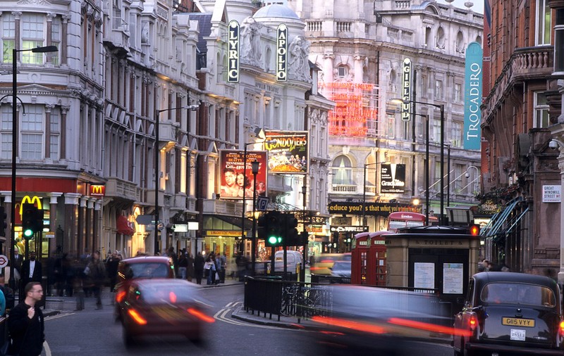 Scenariul din Germania se repetă. Un bărbat a intrat cu mașina în oamenii de pe trotuar, în Londra