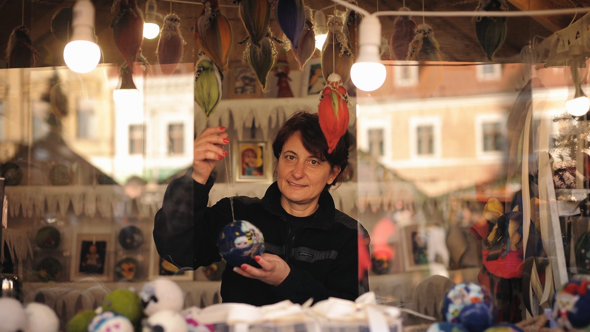 O familie din Brașov face globuri din lână, mătase, in și bumbac