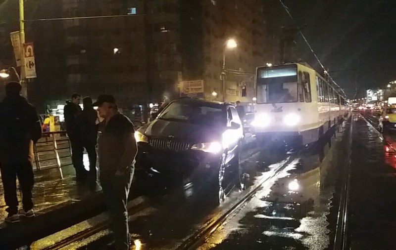FOTO| Accident pe Stefan cel Mare. Tramvaiele nu mai ajung în Piața Victoriei