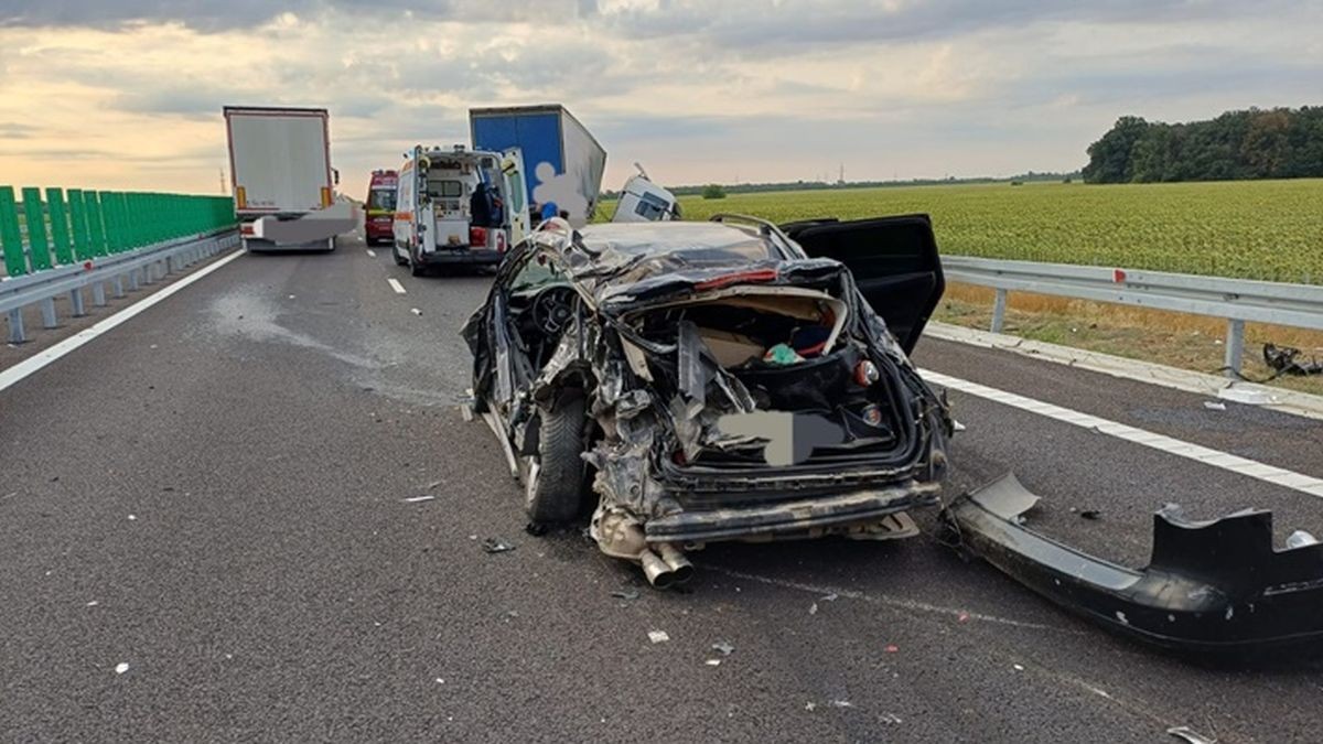 O mașină este avariată grav , în timp ce pe fundal se vede un TIR avariat și o ambulanță, august 2025