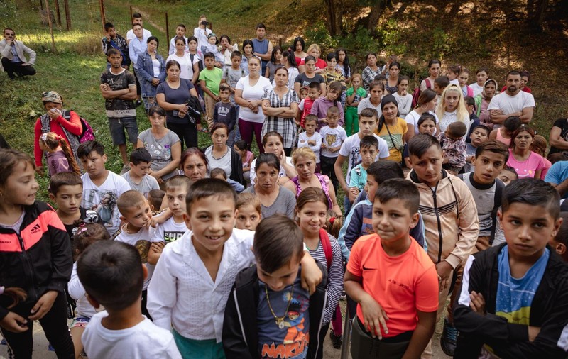 REPORTAJ. O dirigintă a avut ideea de a reface cu o clasă de copii români drumul de 7 kilometri spre școală pe care-l fac copiii romi. Și așa politicienii au decis să facă o școală, în satul de 1.000 de oameni unde nu a existat niciodată!