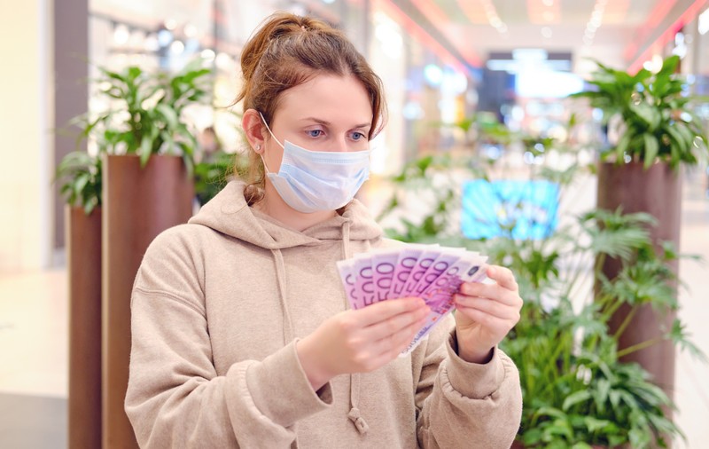 O femeie din Constanța a găsit 10.000 de euro pe jos, la intrarea într-un mall. Ce a făcut imediat cu banii