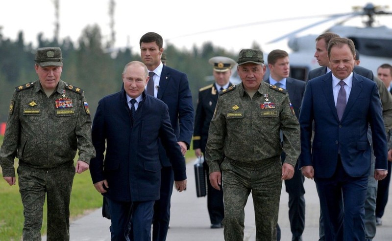 Vladimir Putin, alături de oficiali din domeniul Apărării. FOTO: Profimedia